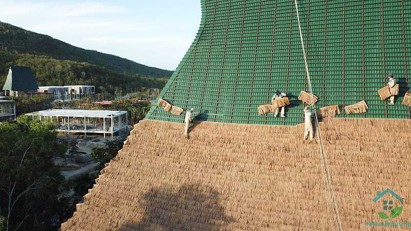 lá dừa nhân tạo lợp mái nhà rông tại Bình thuận
