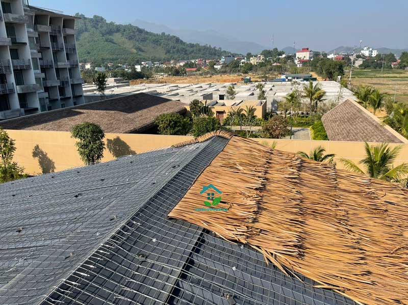 Thi công rơm nhân tạo trên mái tôn | Vật liệu housing