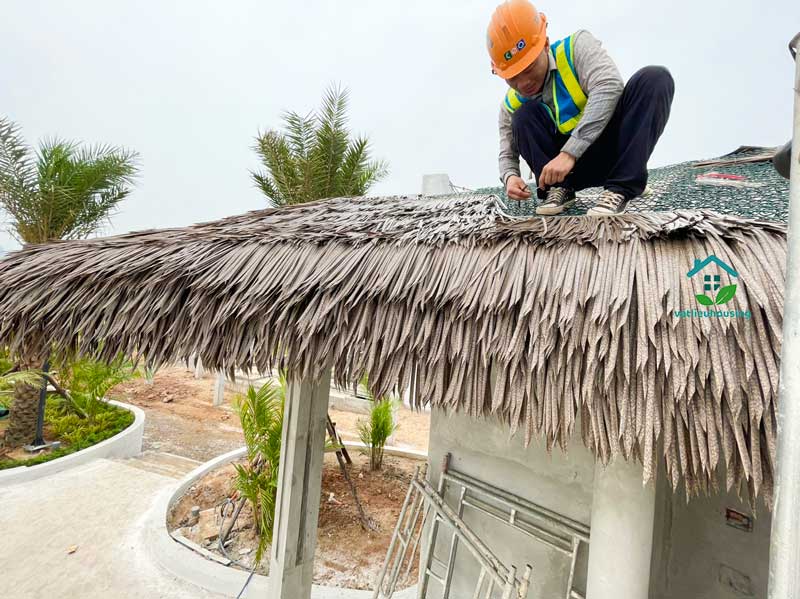 Thi công rơm nhân tạo trên mái tôn | Vật liệu housing