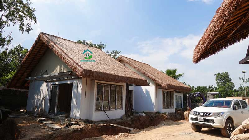 Homestay tại Hà Nội và Mái tranh nhân tạo | 12.000 tấm Rơm nhân tạo?!? Thi công Rơm nhân tạo trên mái tôn