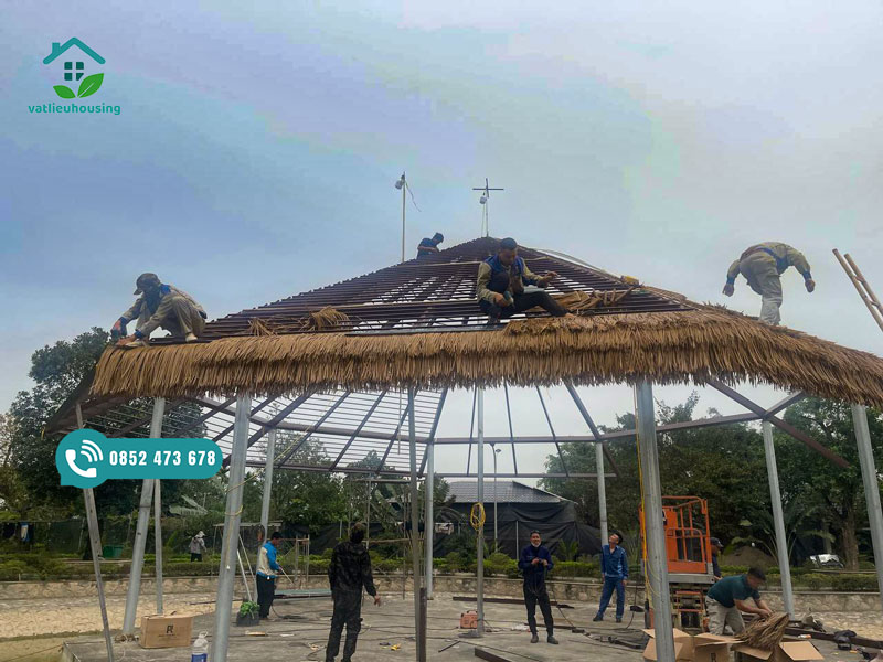 Báo giá Rơm nhân tạo lợp mái Hà Nội mới nhất 2025 Rơm nhân tạo chống nóng mái nhà
